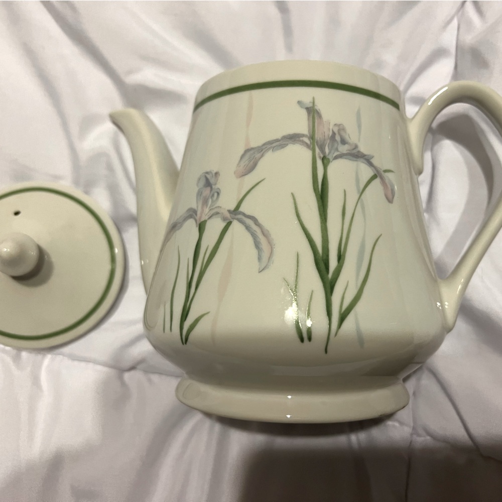 Vintage Corelle Tea Pot - Iris Shadow